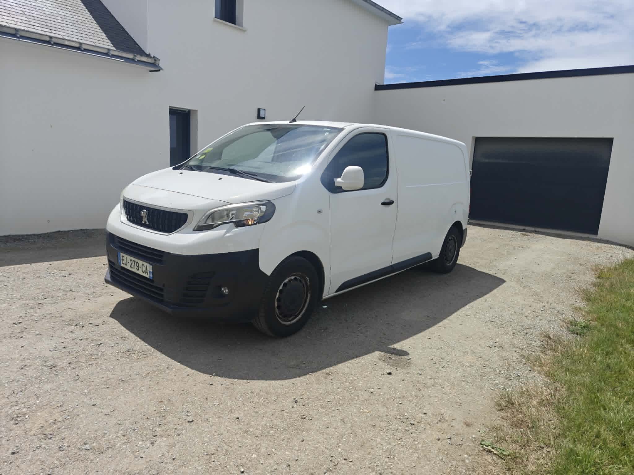 Véhicule Expert K0 blanc en attente de location